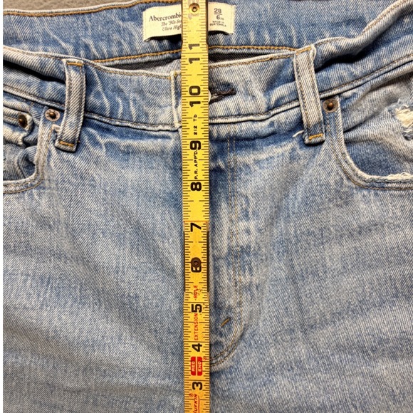 Abercrombie & Fitch 90s Straight Ultra High Rise Distressed Jeans Light Wash 28 - Picture 5 of 8